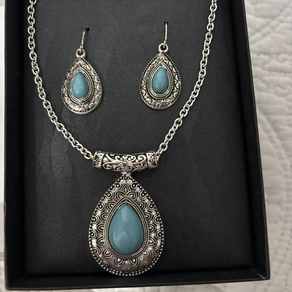 New ! Covington,‎ Silver And Turquoise Necklace And Earrings Set